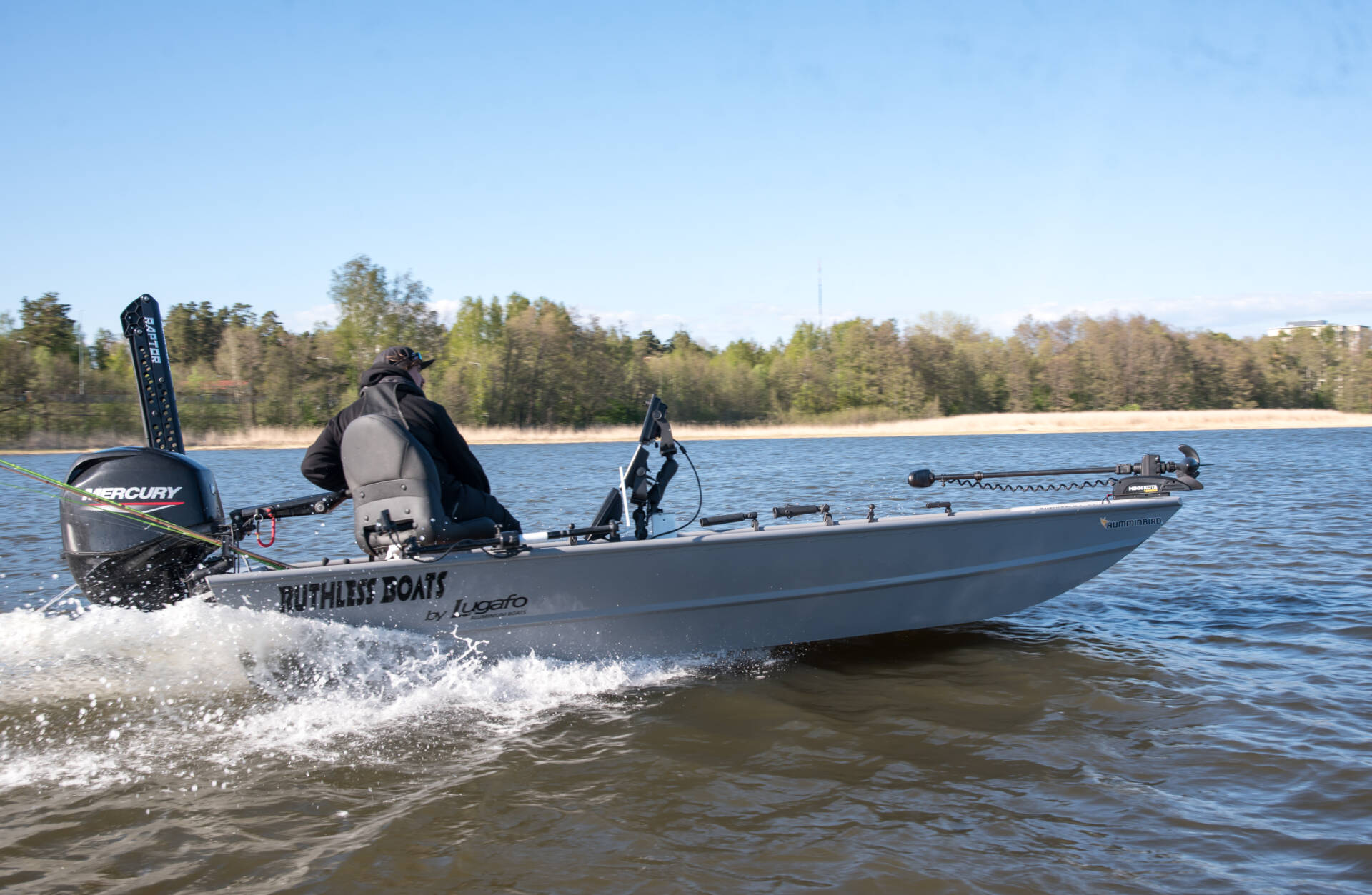 Konstailematon monitoimivene – Ruthless 1757 MOD-V Jon Boat AVAUS_Ruthless 1757 MOD-V Jon Boat kulkee 60-hevosvoimaisella moottorilla vähintäänkin riittävästi. Pienempikin moottori, kuten 40-50 hv riittää hyvin.