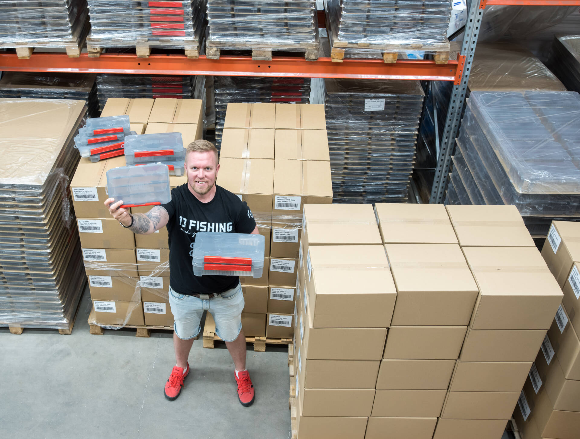 Kotimaista tuotantoa – Rapalan Tackle Tray -uistinrasiat syntyvät Korpilahdella AVAUS_Tuotepäällikkö Samuel Lehtonen on innoissaan KL-Tehon uudesta tuotekategoriasta. Kuvassa markkinoille lähteviä rasioita lavoilla.