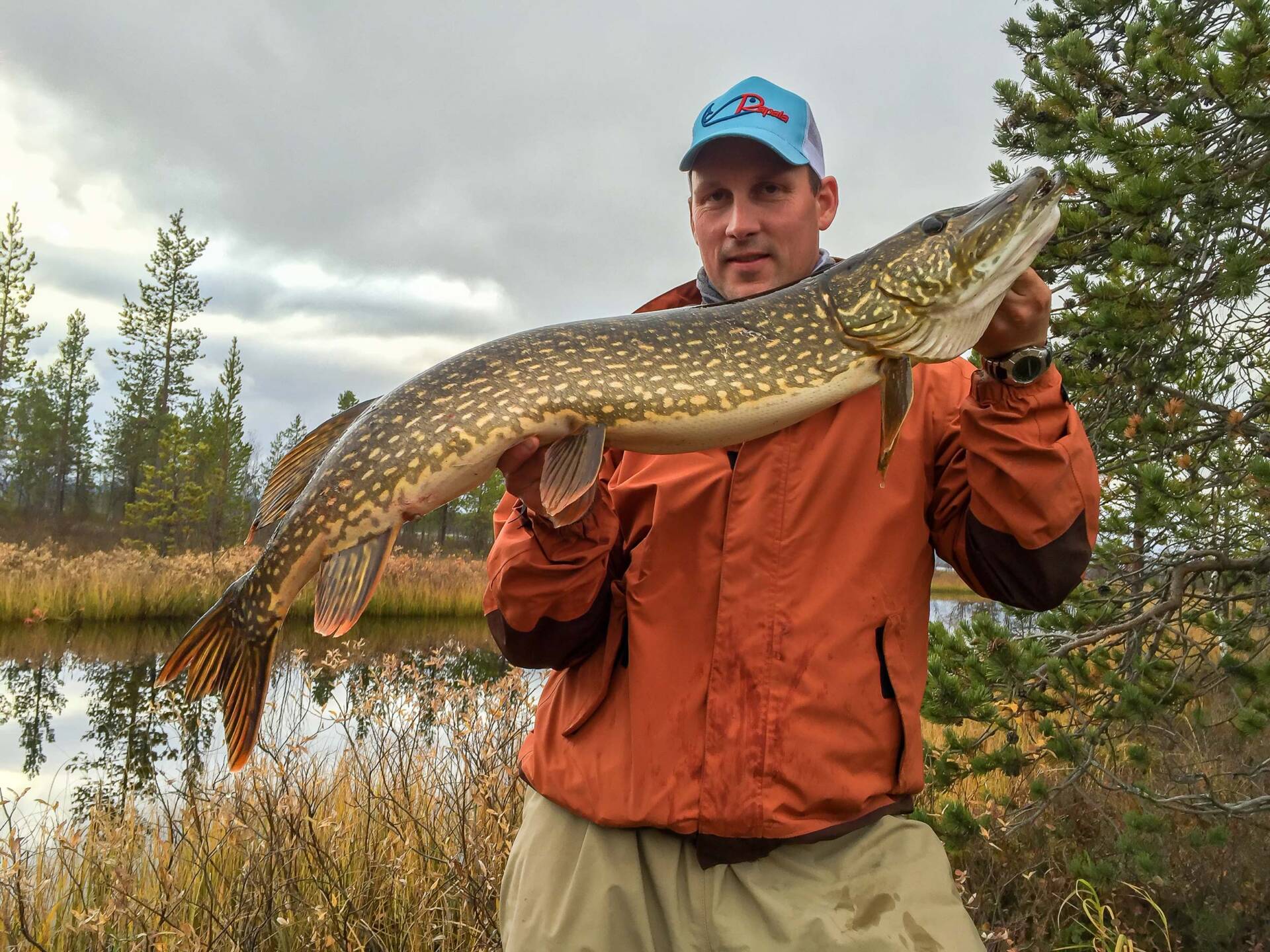 AVAUS_Rantakalastajallakin-on-hyvät-mahdollisuudet-päästä-pönöttämään-kehukalojen-kanssa.